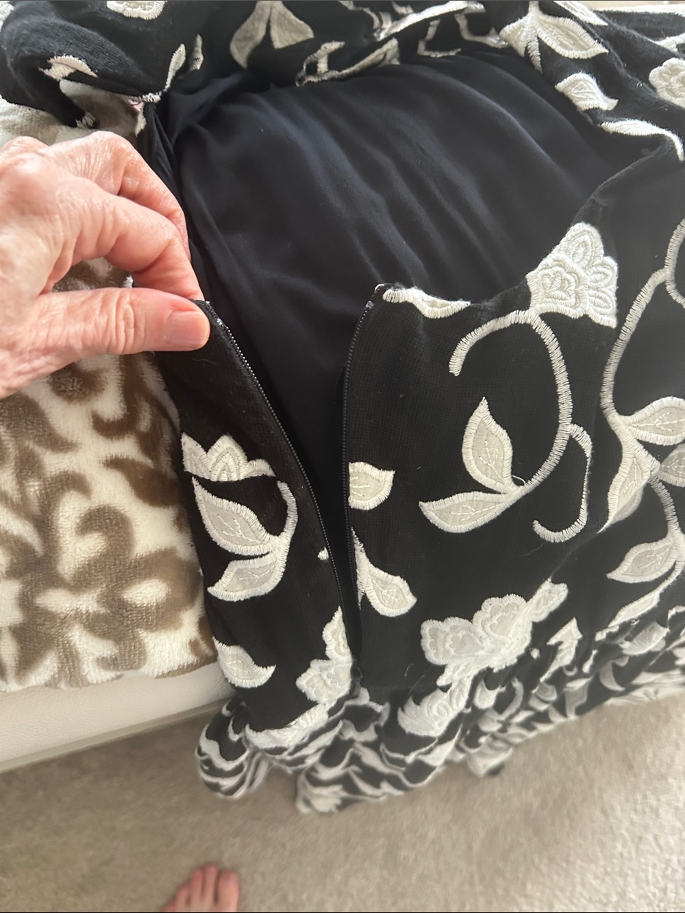 Summer wedding guest
Anthropologie One Shoulder
Appliqué Black White Floral
L - Picture 6 of 6